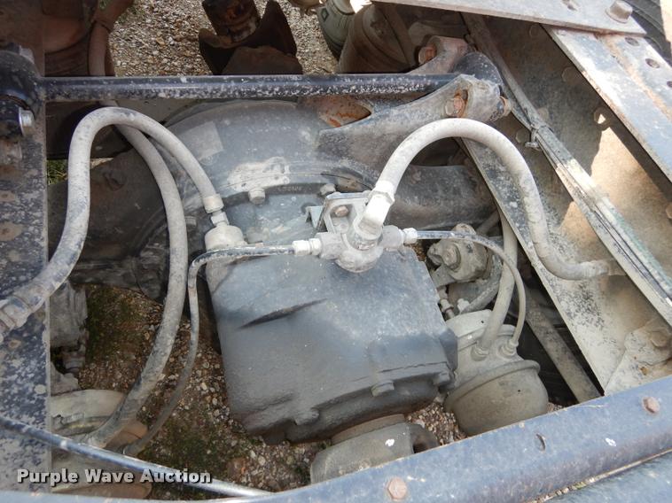 image for item DD0842 1996 International 9400 semi truck