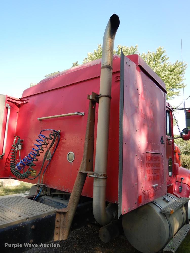 image for item DD0842 1996 International 9400 semi truck