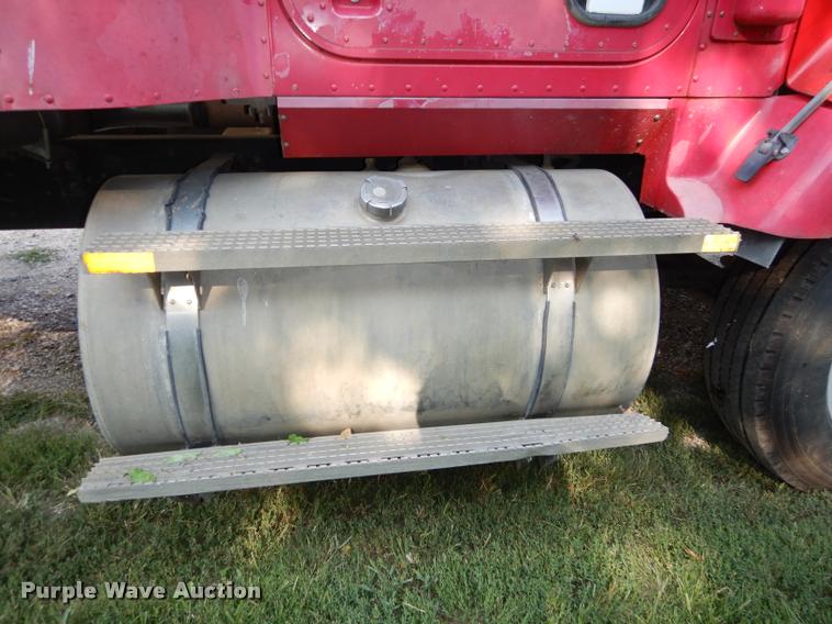 image for item DD0842 1996 International 9400 semi truck