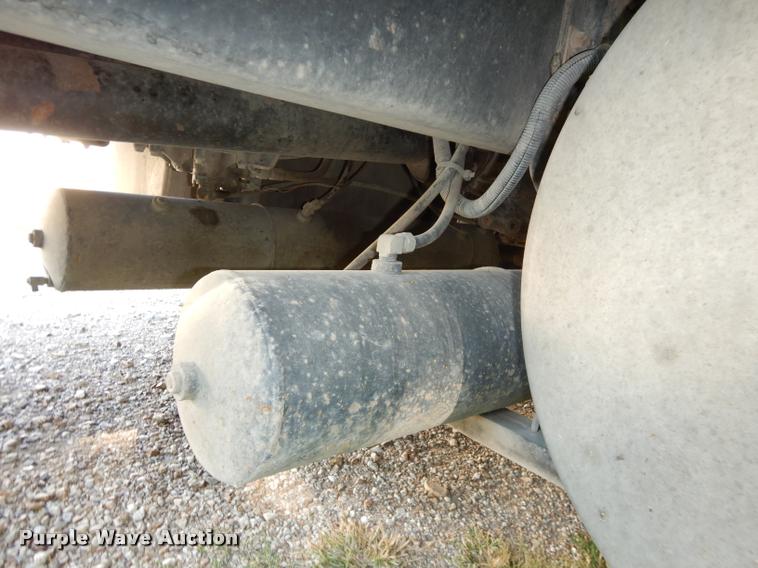 image for item DD0842 1996 International 9400 semi truck