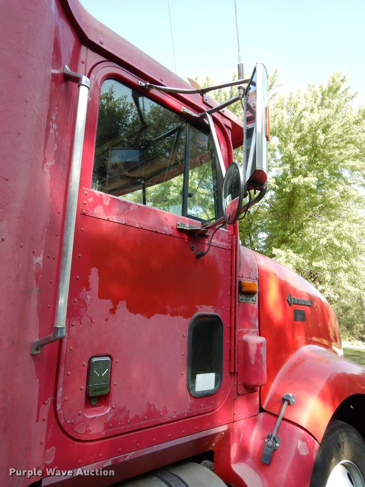 image for item DD0842 1996 International 9400 semi truck