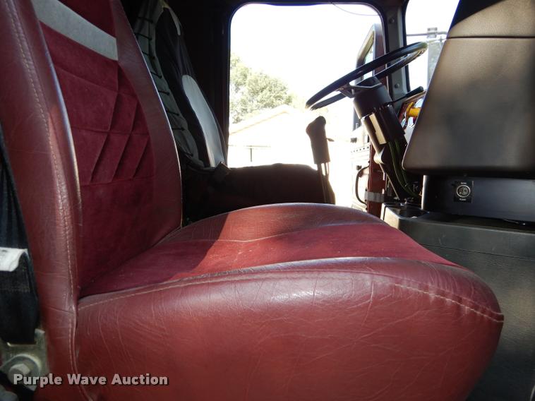 image for item DD0842 1996 International 9400 semi truck