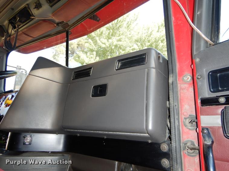 image for item DD0842 1996 International 9400 semi truck