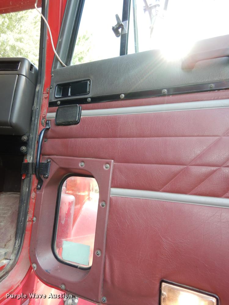 image for item DD0842 1996 International 9400 semi truck