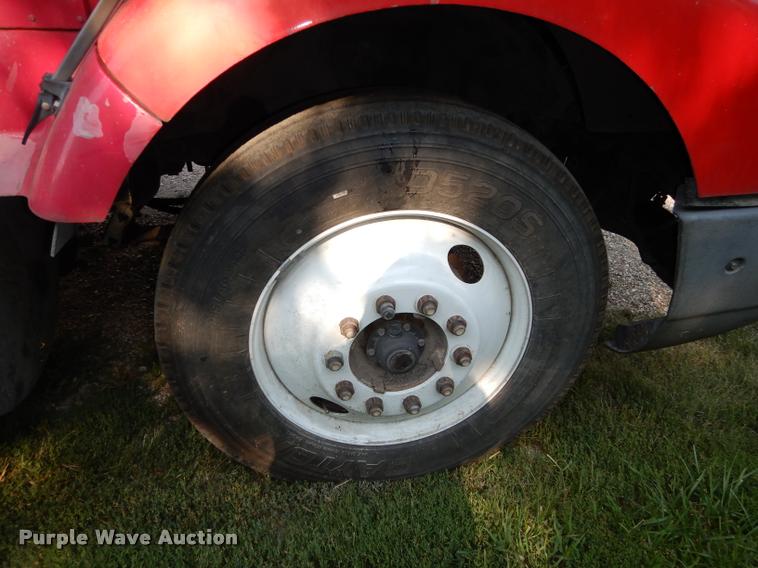 image for item DD0842 1996 International 9400 semi truck