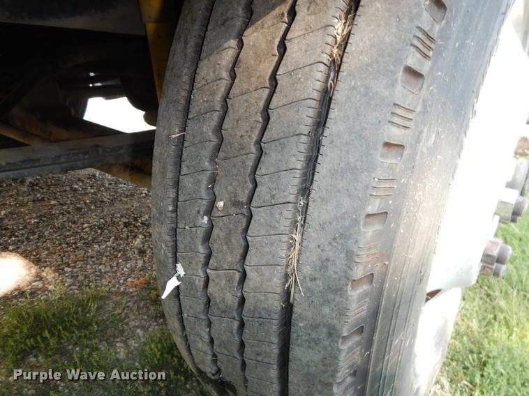 image for item DD0842 1996 International 9400 semi truck