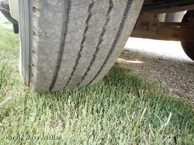 image for item DD0842 1996 International 9400 semi truck