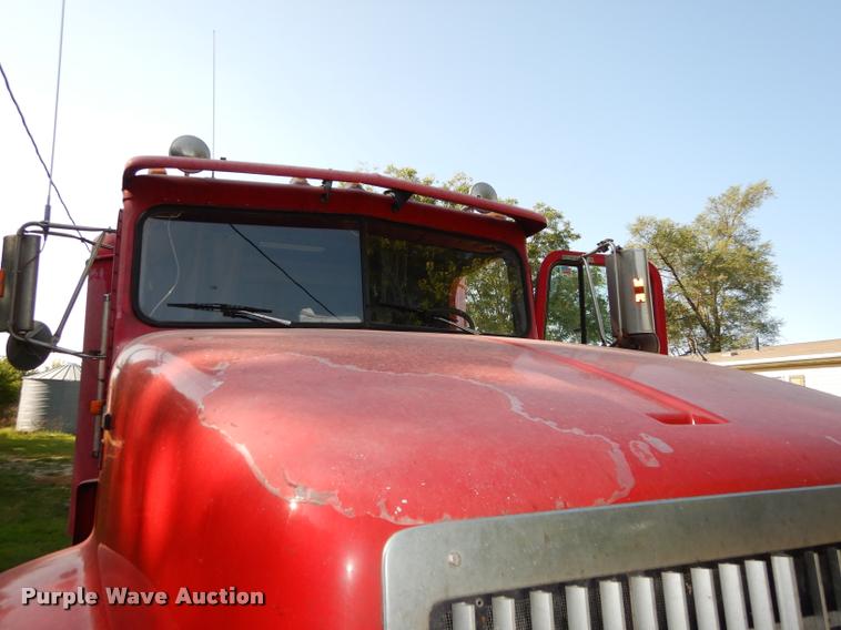 image for item DD0842 1996 International 9400 semi truck