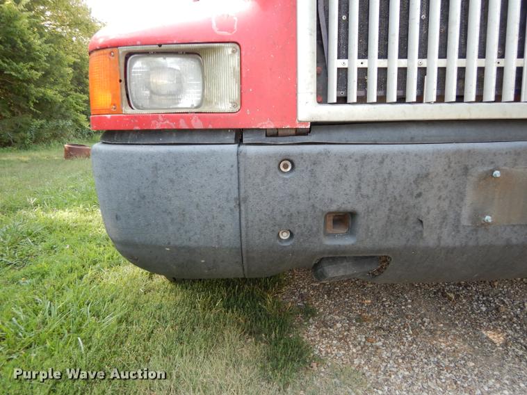 image for item DD0842 1996 International 9400 semi truck