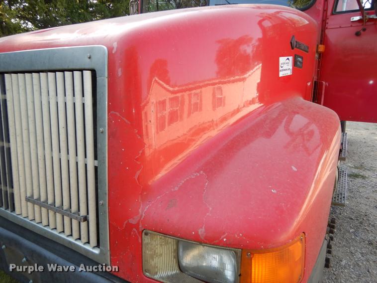 image for item DD0842 1996 International 9400 semi truck