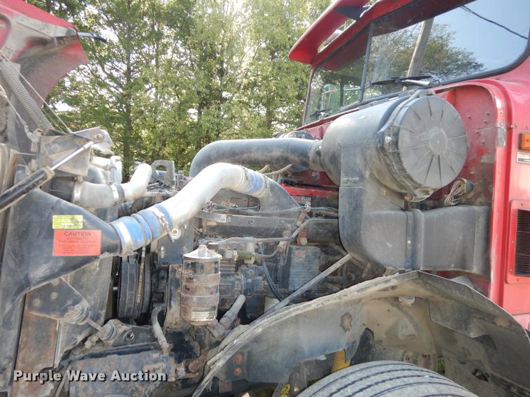 image for item DD0842 1996 International 9400 semi truck