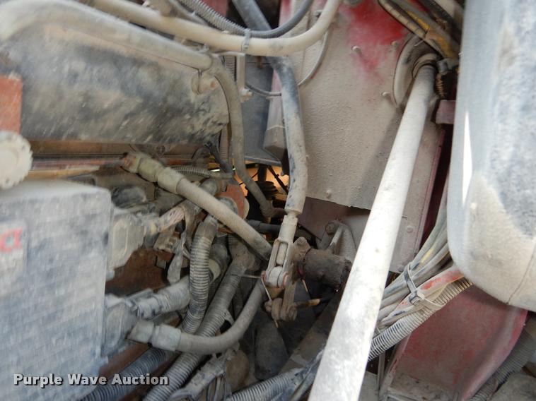 image for item DD0842 1996 International 9400 semi truck