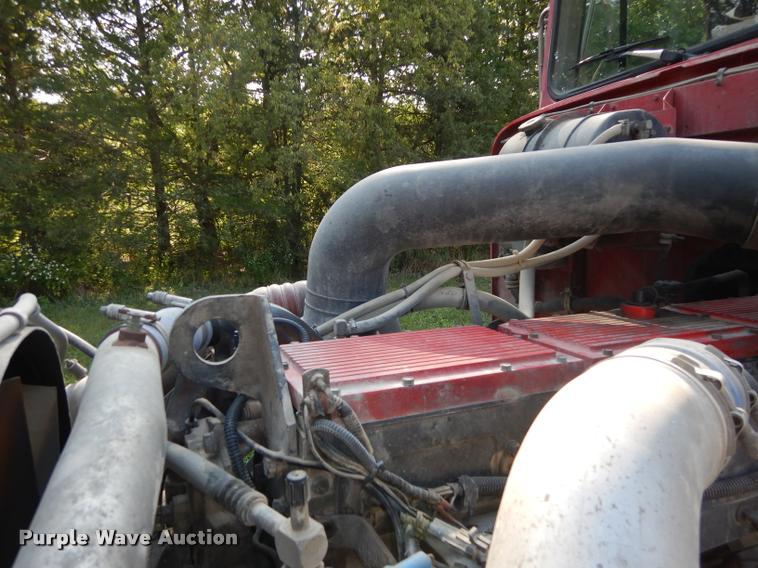 image for item DD0842 1996 International 9400 semi truck