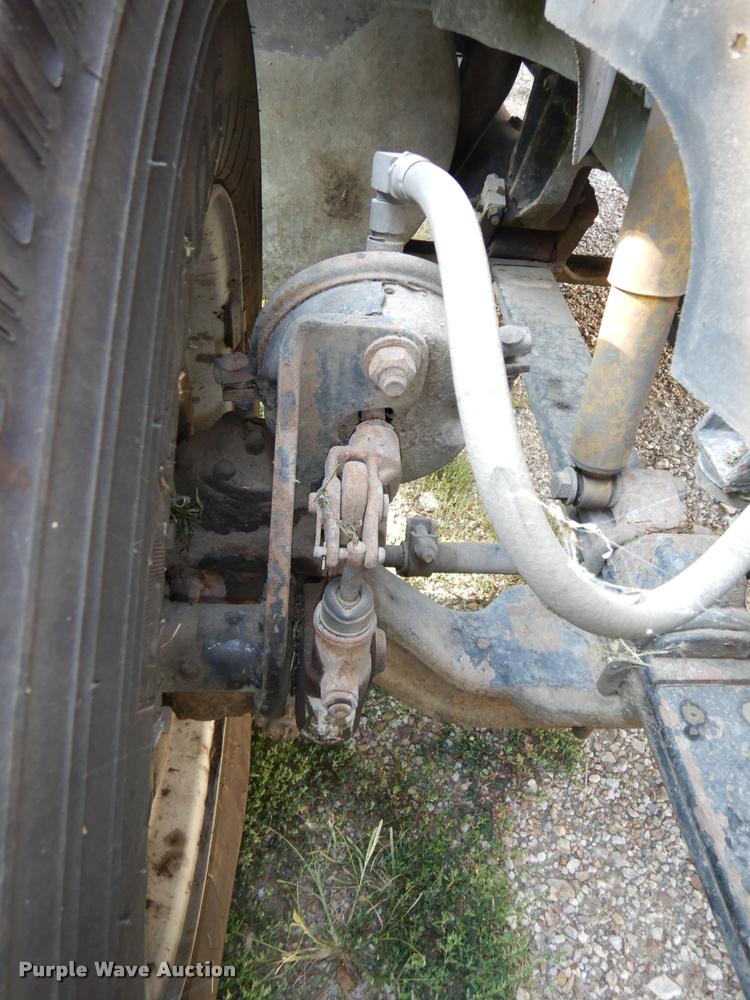 image for item DD0842 1996 International 9400 semi truck