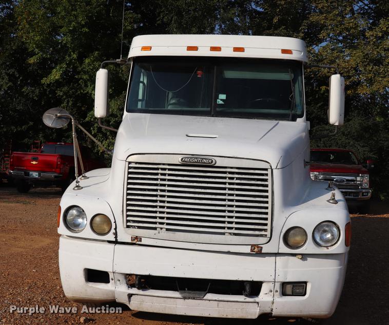image for item DQ9262 2001 Freightliner C120 semi truck
