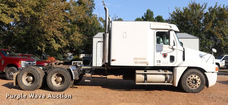 image for item DQ9262 2001 Freightliner C120 semi truck