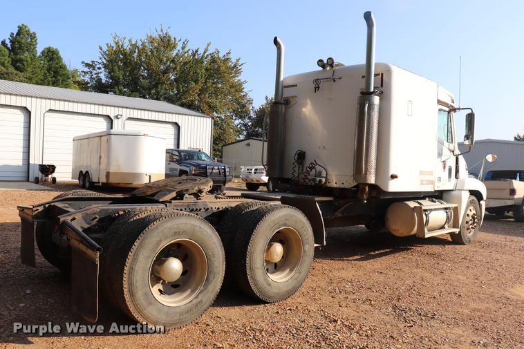 image for item DQ9262 2001 Freightliner C120 semi truck