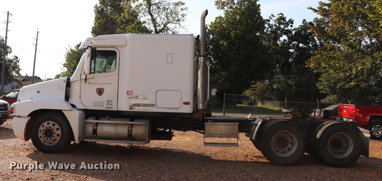 image for item DQ9262 2001 Freightliner C120 semi truck