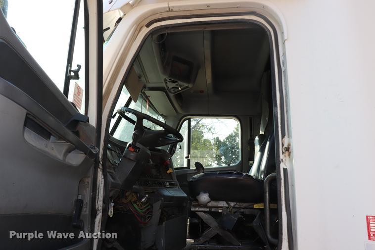 image for item DQ9262 2001 Freightliner C120 semi truck