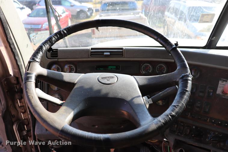 image for item DQ9262 2001 Freightliner C120 semi truck