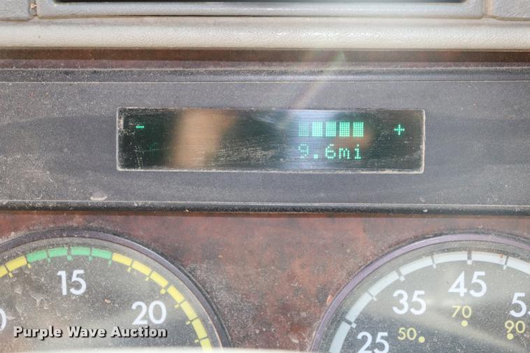 image for item DQ9262 2001 Freightliner C120 semi truck