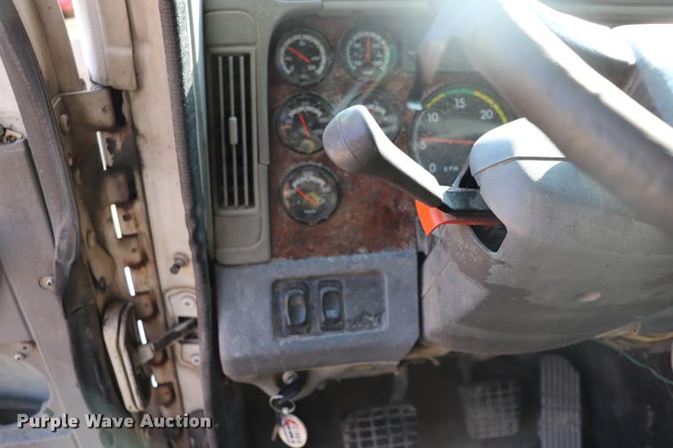 image for item DQ9262 2001 Freightliner C120 semi truck