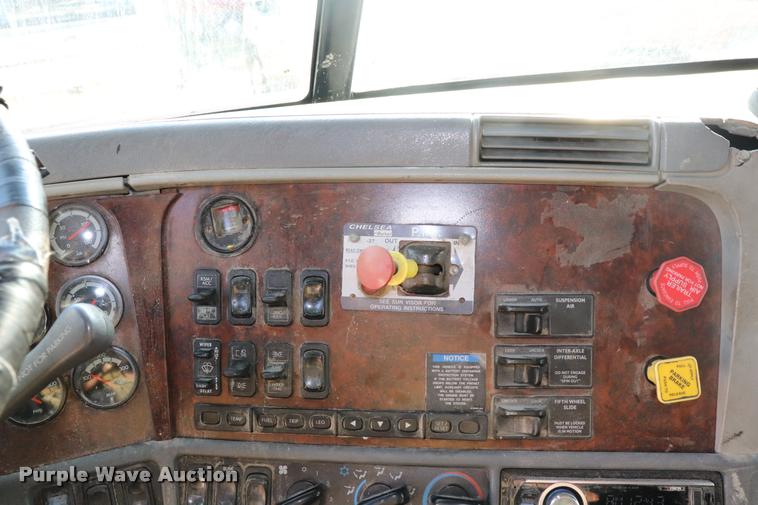 image for item DQ9262 2001 Freightliner C120 semi truck