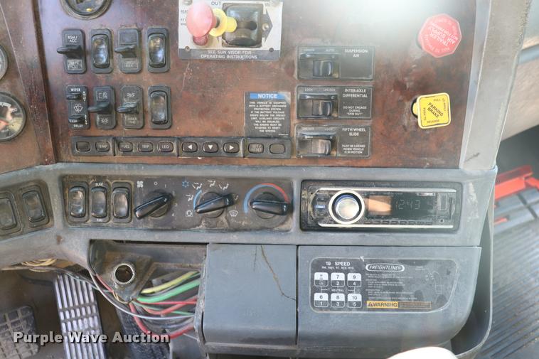 image for item DQ9262 2001 Freightliner C120 semi truck