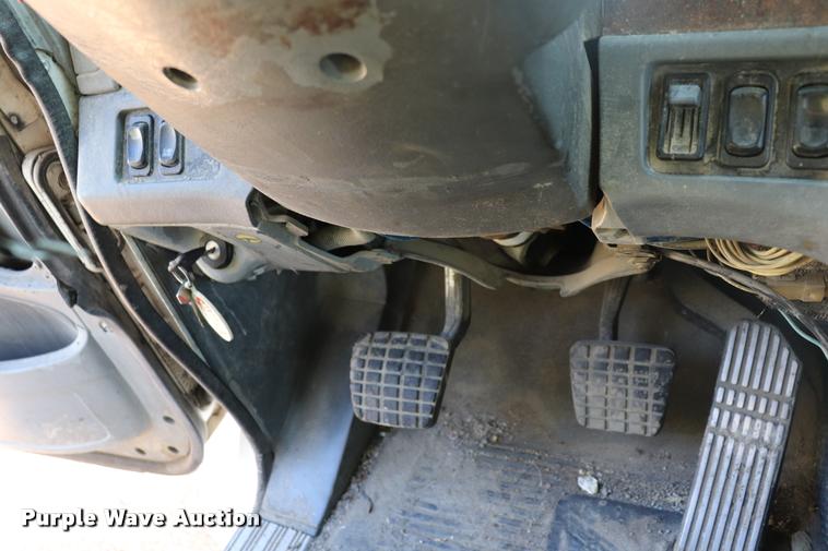 image for item DQ9262 2001 Freightliner C120 semi truck