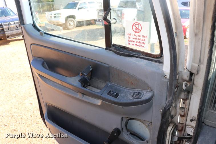 image for item DQ9262 2001 Freightliner C120 semi truck