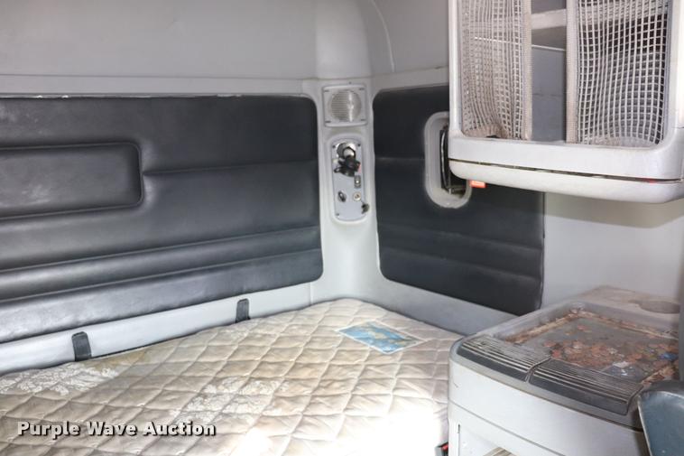 image for item DQ9262 2001 Freightliner C120 semi truck