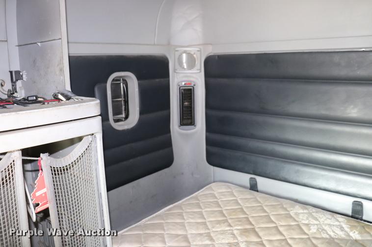 image for item DQ9262 2001 Freightliner C120 semi truck