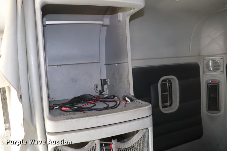 image for item DQ9262 2001 Freightliner C120 semi truck