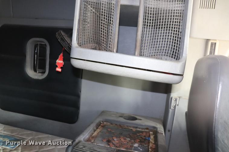 image for item DQ9262 2001 Freightliner C120 semi truck