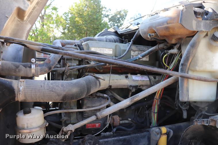 image for item DQ9262 2001 Freightliner C120 semi truck