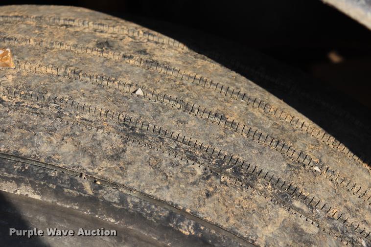 image for item DQ9262 2001 Freightliner C120 semi truck