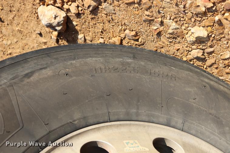 image for item DQ9262 2001 Freightliner C120 semi truck