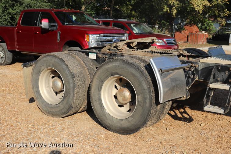 image for item DQ9262 2001 Freightliner C120 semi truck