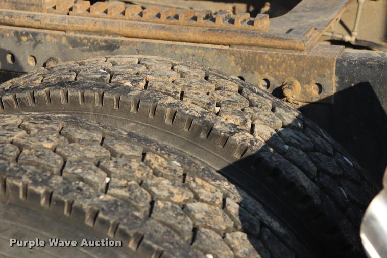 image for item DQ9262 2001 Freightliner C120 semi truck