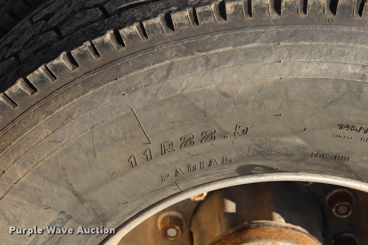 image for item DQ9262 2001 Freightliner C120 semi truck