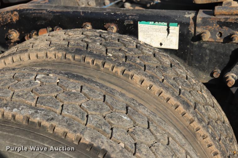 image for item DQ9262 2001 Freightliner C120 semi truck