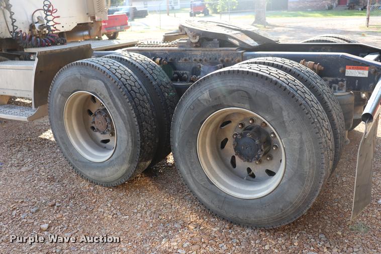 image for item DQ9262 2001 Freightliner C120 semi truck