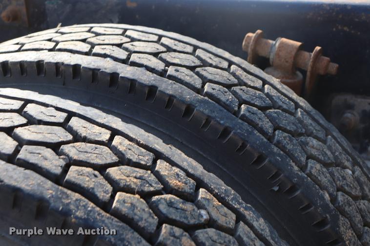 image for item DQ9262 2001 Freightliner C120 semi truck