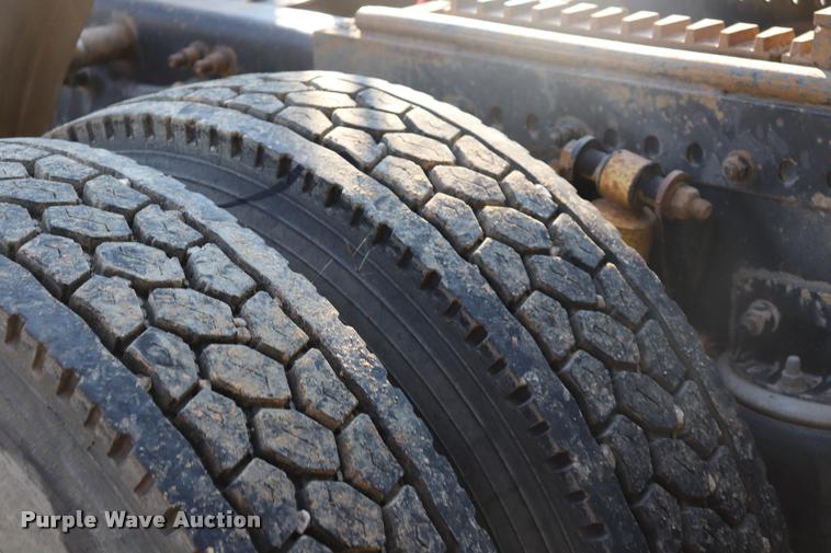 image for item DQ9262 2001 Freightliner C120 semi truck