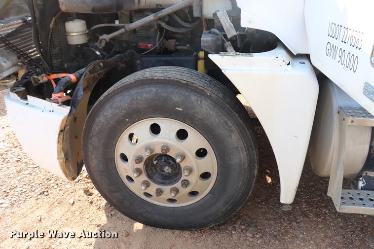 image for item DQ9262 2001 Freightliner C120 semi truck