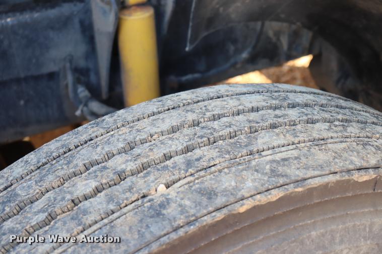 image for item DQ9262 2001 Freightliner C120 semi truck