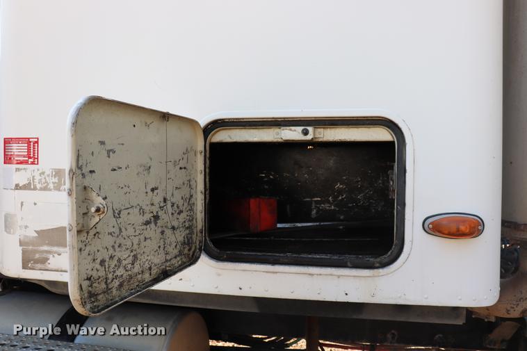 image for item DQ9262 2001 Freightliner C120 semi truck