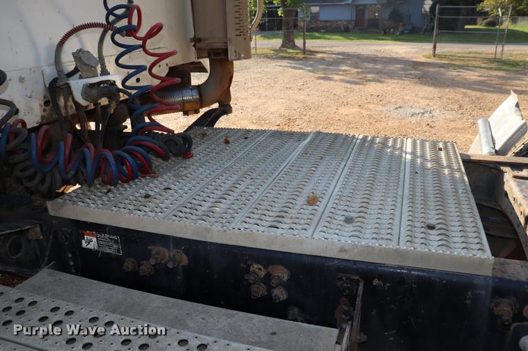 image for item DQ9262 2001 Freightliner C120 semi truck