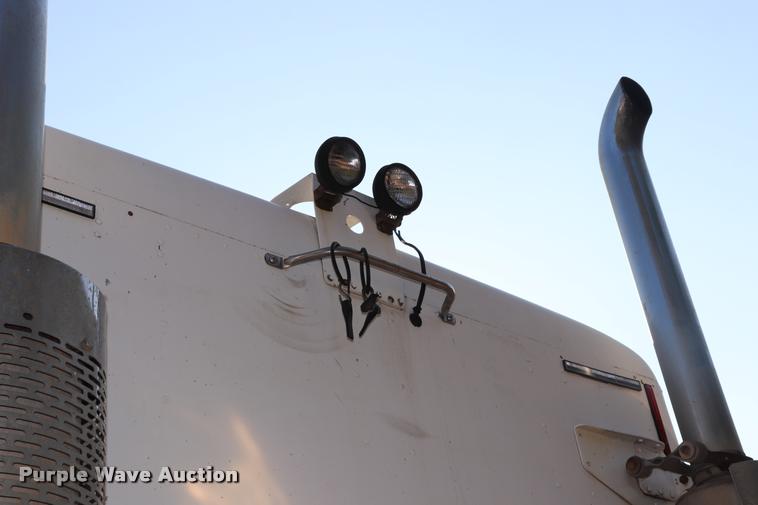 image for item DQ9262 2001 Freightliner C120 semi truck