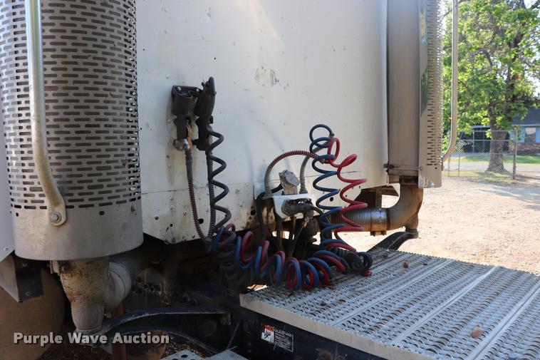 image for item DQ9262 2001 Freightliner C120 semi truck